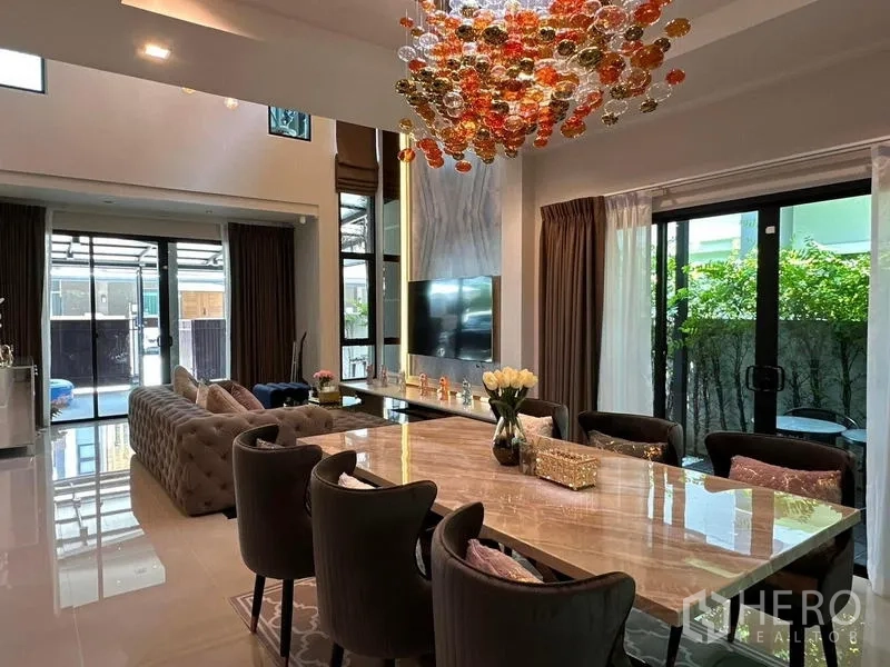 บ้าน ให้เช่าในPrawet, Bangkok - ห้องอาหารหรู โต๊ะหินอ่อน และโคมไฟแก้วสีสัน