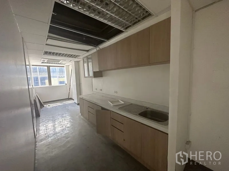 办公空间 出租在Khlong Toei, Bangkok - 茶水间带内置柜体、水槽与操作台，可直接使用。