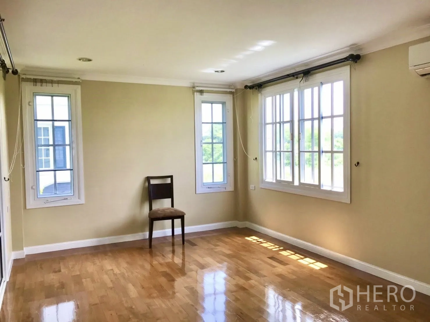 บ้านเดี่ยว for rent in Mueang Samut Prakan, Samut Prakan - ห้องโล่งสว่าง มีหน้าต่างหลายบานและเครื่องปรับอากาศ