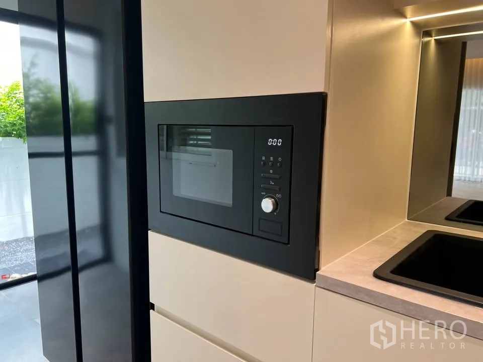 联排别墅 for rent in Prawet, Bangkok - 橱柜一体化嵌入式微波炉。