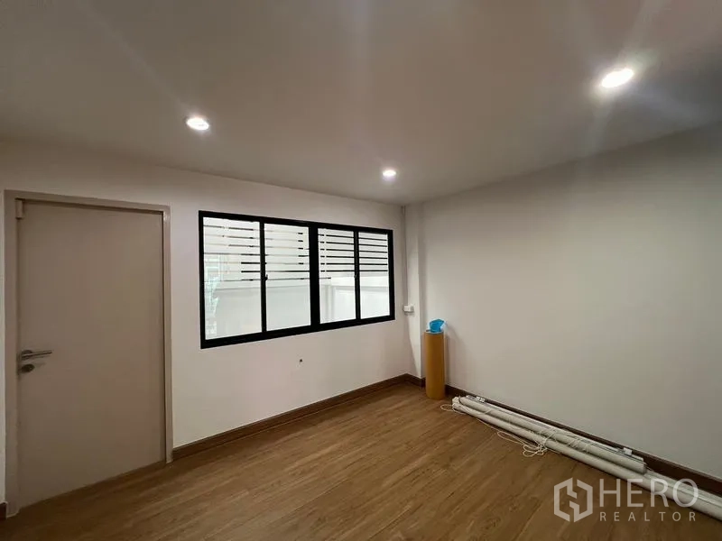 联排别墅 出租或出售在Khlong Toei, Bangkok - 次卧，筒灯照明与黑色框窗户。