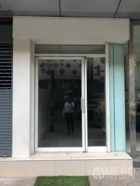 Retail Space for rent in Khlong Toei, Bangkok - Glass storefront with sliding door at a compact street-level retail unit.