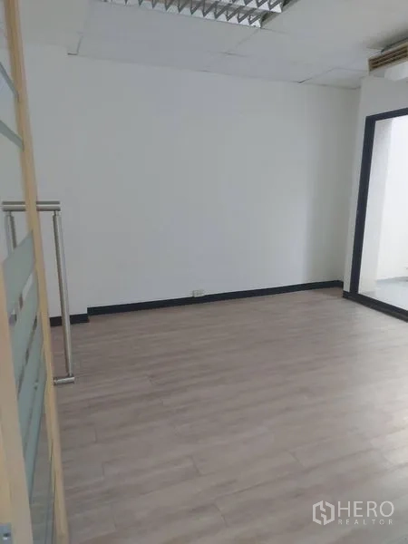 สำนักงาน ให้เช่าในPathum Wan, Bangkok - ห้องประชุมส่วนตัว พื้นลายไม้ พร้อมผนังกั้นกระจก