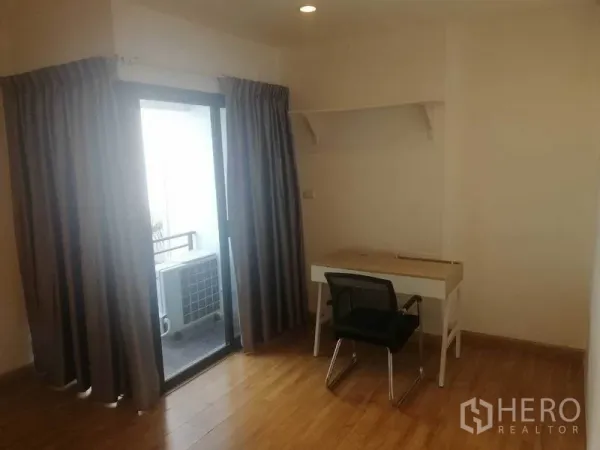 联排别墅 出租在Wang Thonglang, Bangkok - 紧凑学习角，书桌椅，旁有推拉玻璃门连阳台。