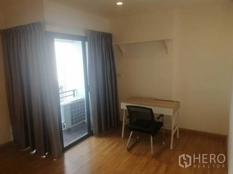 联排别墅 出租在Wang Thonglang, Bangkok - 紧凑学习角，书桌椅，旁有推拉玻璃门连阳台。
