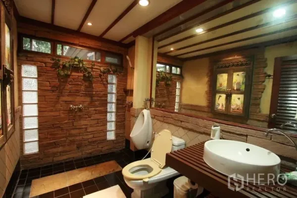 独立式住宅 出租在Bang Phli, Samut Prakan - 水疗风浴室，石材装饰墙与玻璃砖窗，大型镜面与台上盆。