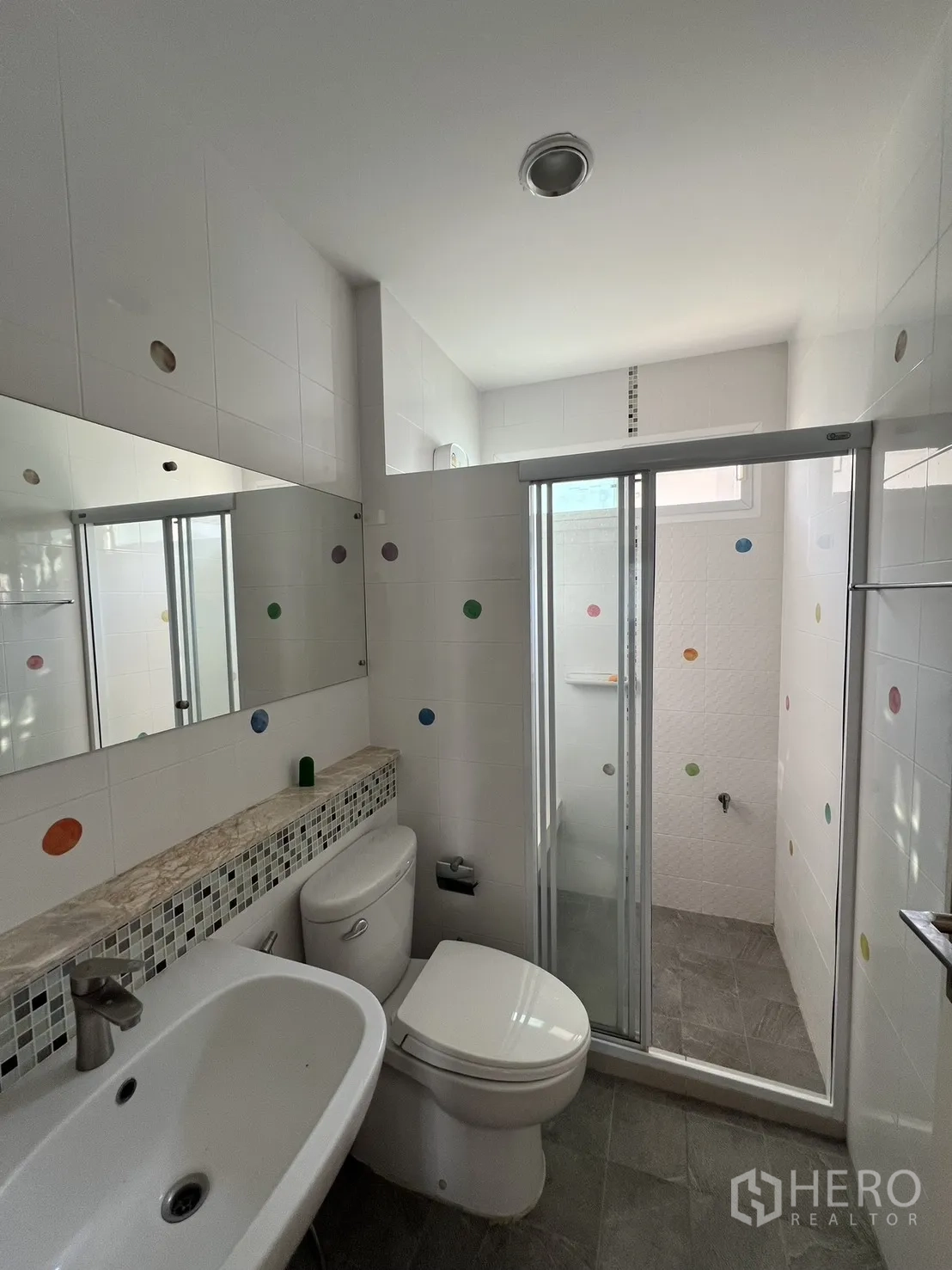 Detached House for rent in Bang Kapi, Bangkok - Compact bathroom with vanity, toilet, and a glass shower enclosure.