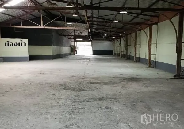 货栈 出租在Bang Khen, Bangkok - 长条形仓储大厅，层高充足，裸露梁架与耐用混凝土地面。