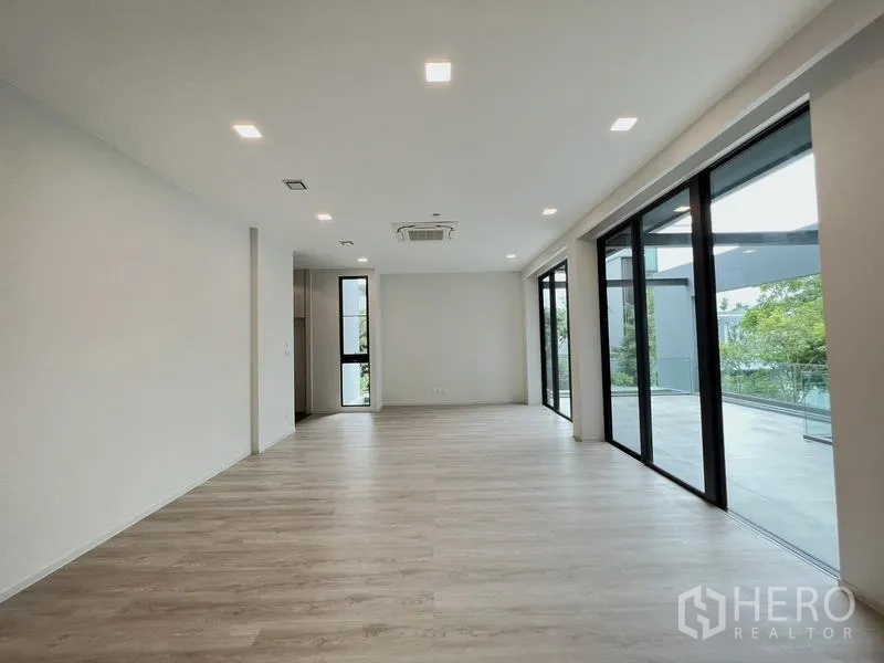 Detached House for rent or sale in Saphan Sung, Bangkok - Open-plan living area with wide sliding glass walls opening to the terrace.