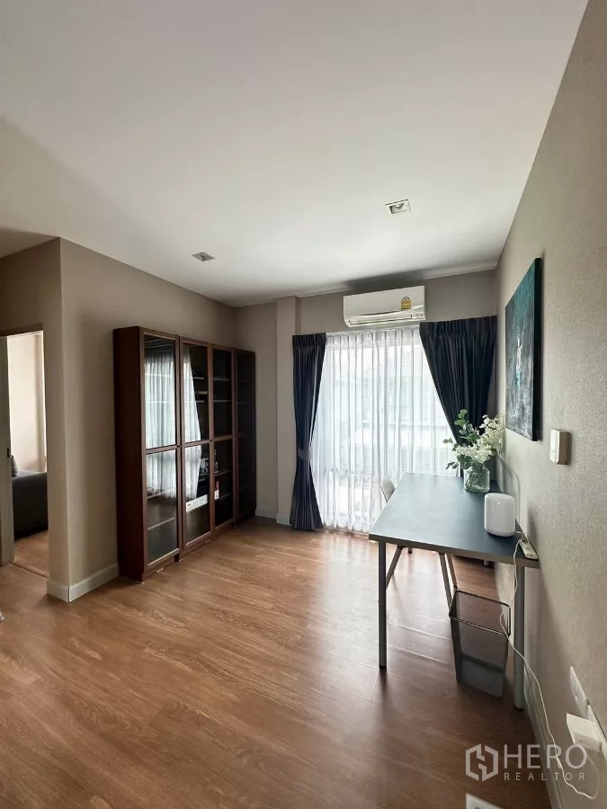 Detached House for rent in Saphan Sung, Bangkok - Multi-purpose room or home office with desk, display cabinet and full-height sliding doors.