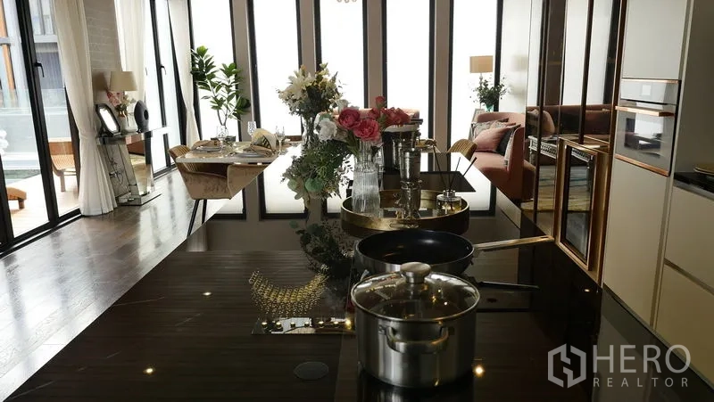 บ้าน ขายในPrawet, Bangkok - ไอส์แลนด์ครัวผิวเงา พร้อมเตา เครื่องครัว และดอกไม้ตกแต่ง