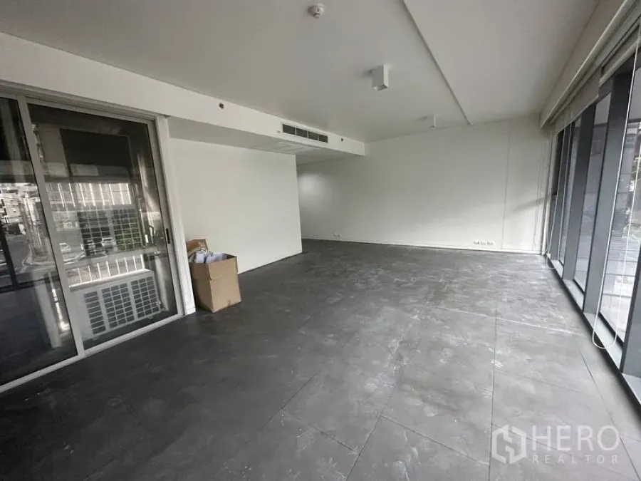 办公空间 出租 - 开放办公区，带通往阳台的玻璃推门与整面窗户采光充足。