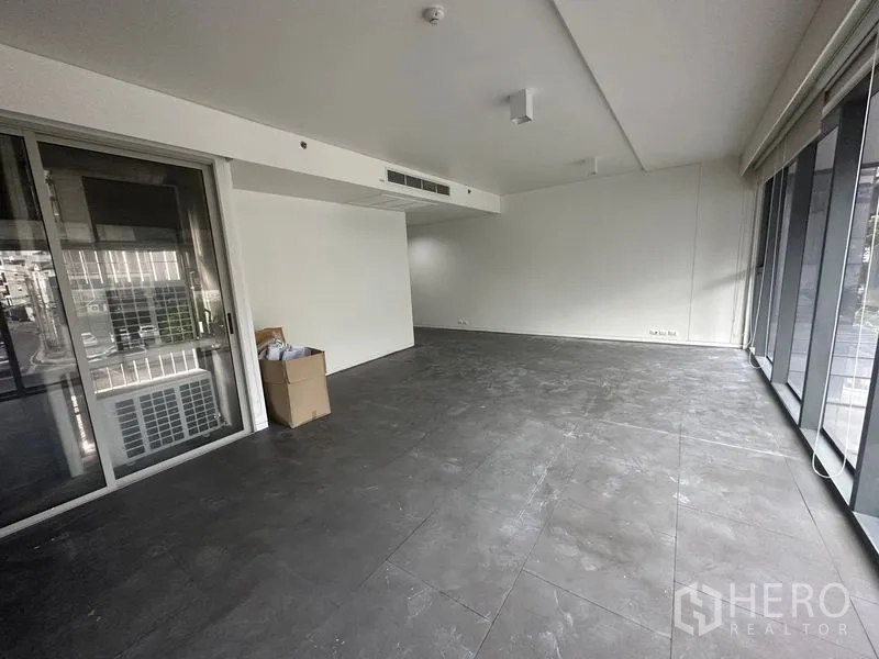 办公空间 出租 - 开放办公区，带通往阳台的玻璃推门与整面窗户采光充足。