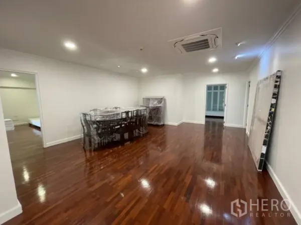 公寓 出租在Khlong Toei, Bangkok - 餐客一体空间，木地板与中央吊顶嵌入式空调