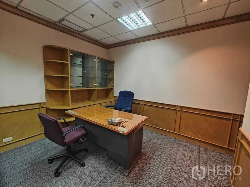 Office Space for rent in Din Daeng, Bangkok - Manager’s office with desk, shelving, and carpet flooring.