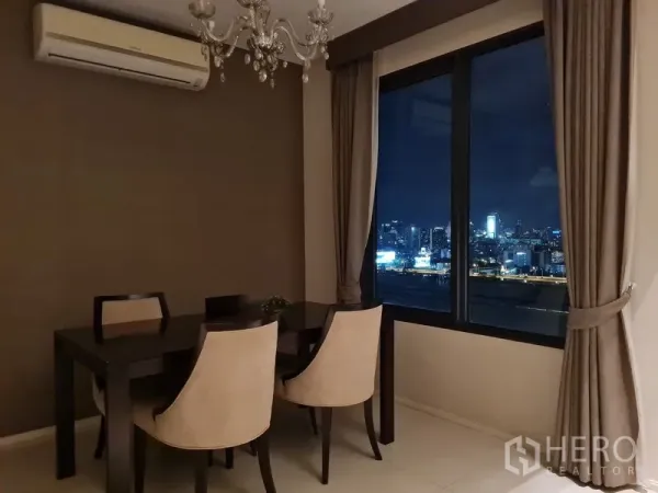 公寓 出售在Ratchathewi, Bangkok - 餐区配水晶吊灯，超大窗户眺望曼谷夜景