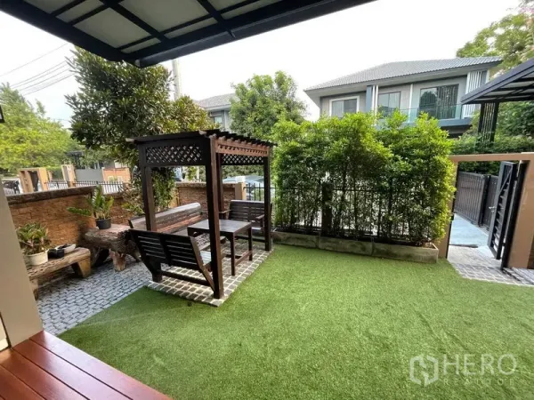 独立式住宅 出租 - 前庭花园设木质凉亭与座椅，草坪整洁。