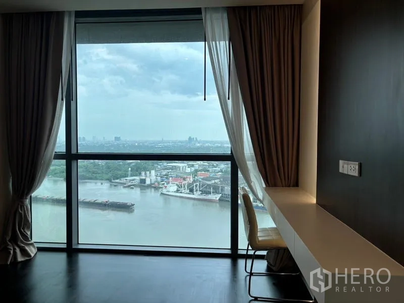 คอนโด ให้เช่า - โต๊ะทำงานริมหน้าต่างบานใหญ่ มองวิวแม่น้ำกว้างไกล