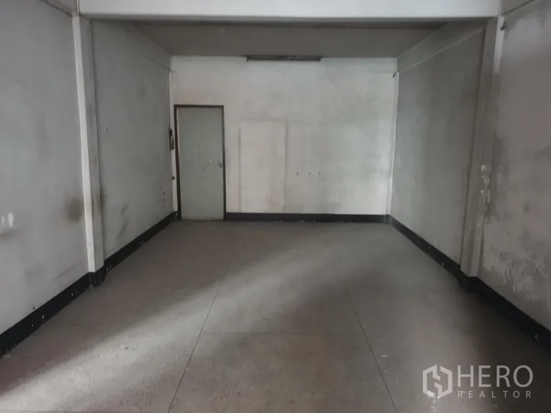 店屋 出租在Phra Khanong, Bangkok - 宽阔空房，白色墙面与侧门，等待二次装修。