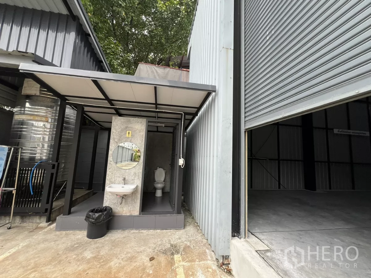 Warehouse for rent in Yan Nawa, Bangkok - Outdoor restroom block and service area next to the warehouse entrance.