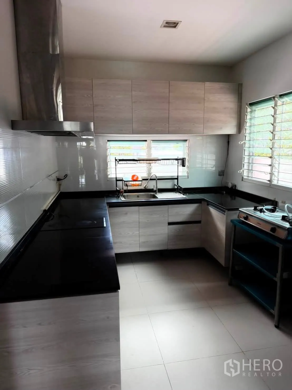 บ้านเดี่ยว for rent in Bang Phli, Samut Prakan - ครัวหลักเคาน์เตอร์รูปตัว U ตู้เก็บของ และซิงก์ริมหน้าต่าง