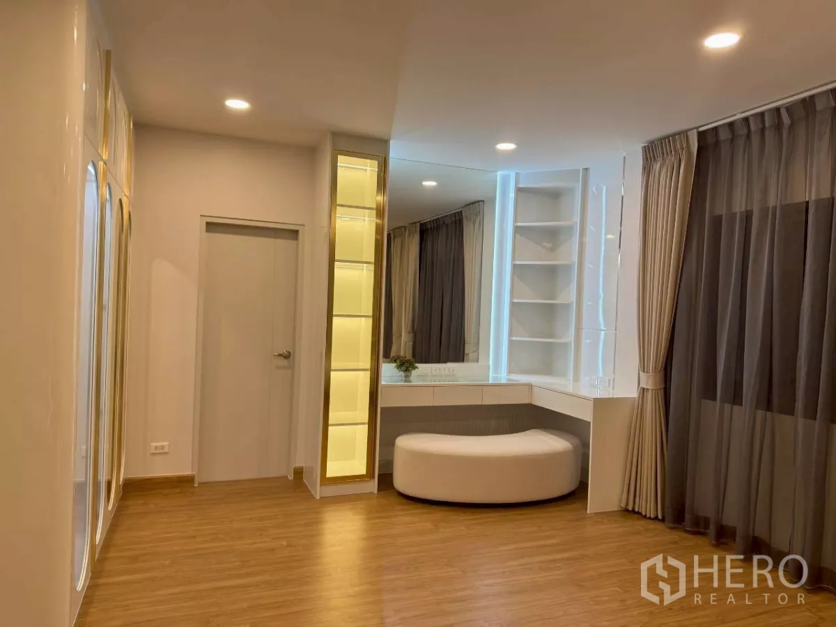บ้าน ให้เช่าในBang Phli, Samut Prakan - มุมแต่งตัว โต๊ะเครื่องแป้งรูปตัวแอล กระจกบานใหญ่ ชั้นวาง และผ้าม่านสูงจรดเพดาน
