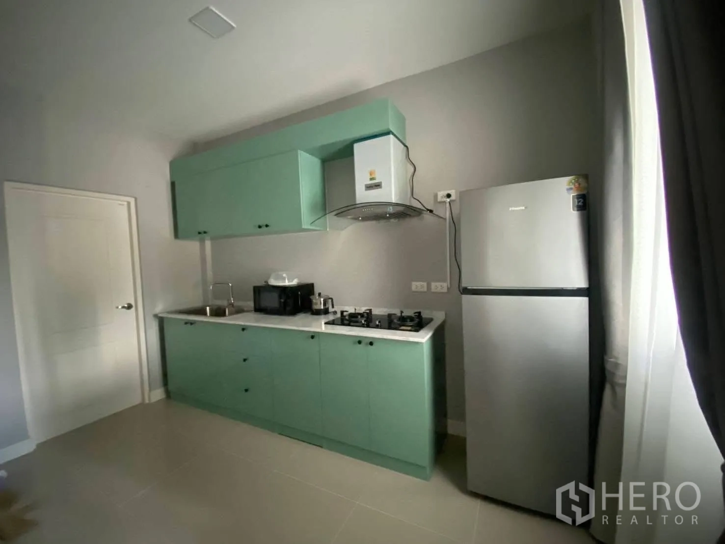บ้าน for rent in Bang Phli, Samut Prakan - ครัวยุคใหม่ตู้สีเขียวมิ้นท์ เตาแก๊ส เครื่องดูดควัน และตู้เย็นสแตนเลส