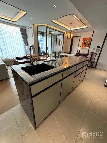 คอนโด ให้เช่าในWatthana, Bangkok - เคาน์เตอร์เกาะครัวสมัยใหม่พร้อมอ่างล้างและท็อปหิน