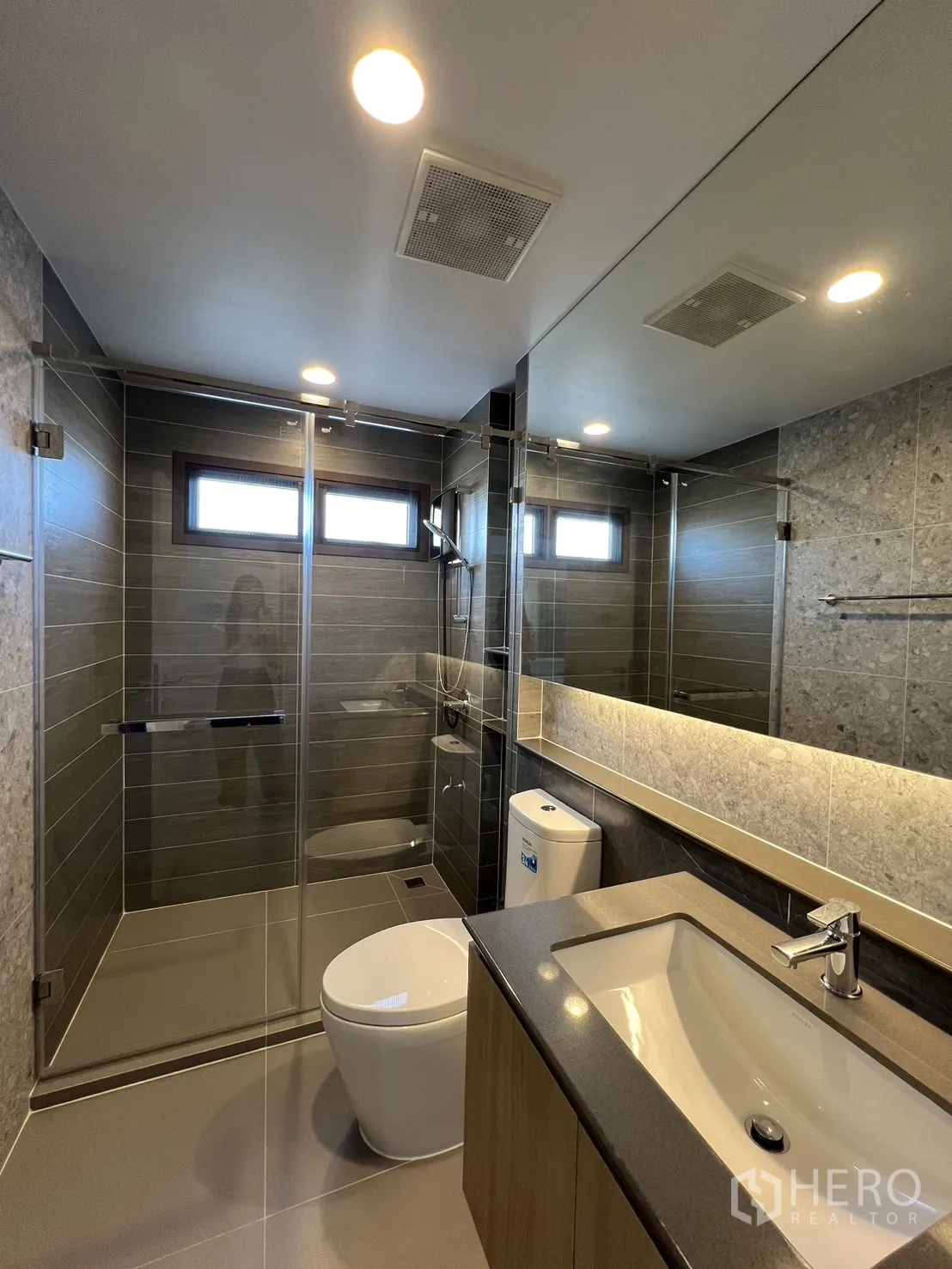 Detached House for rent or sale in Bang Kapi, Bangkok - Contemporary bathroom with gray tiles, large mirror and shower