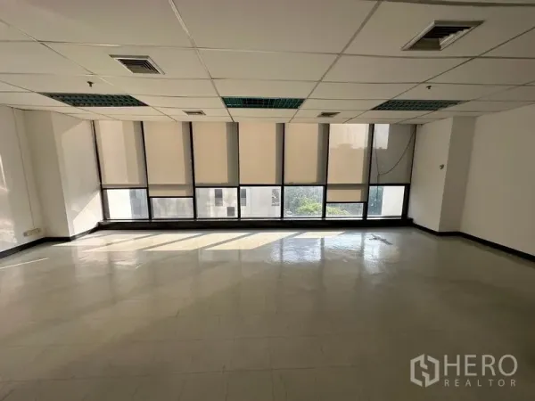 สำนักงาน ให้เช่าในRatchathewi, Bangkok - สำนักงานโล่งโปร่งสว่าง หน้าต่างบานกว้างพร้อมมู่ลี่ พื้นกระเบื้องและฝ้าทีบาร์ ใกล้ BTS พญาไท