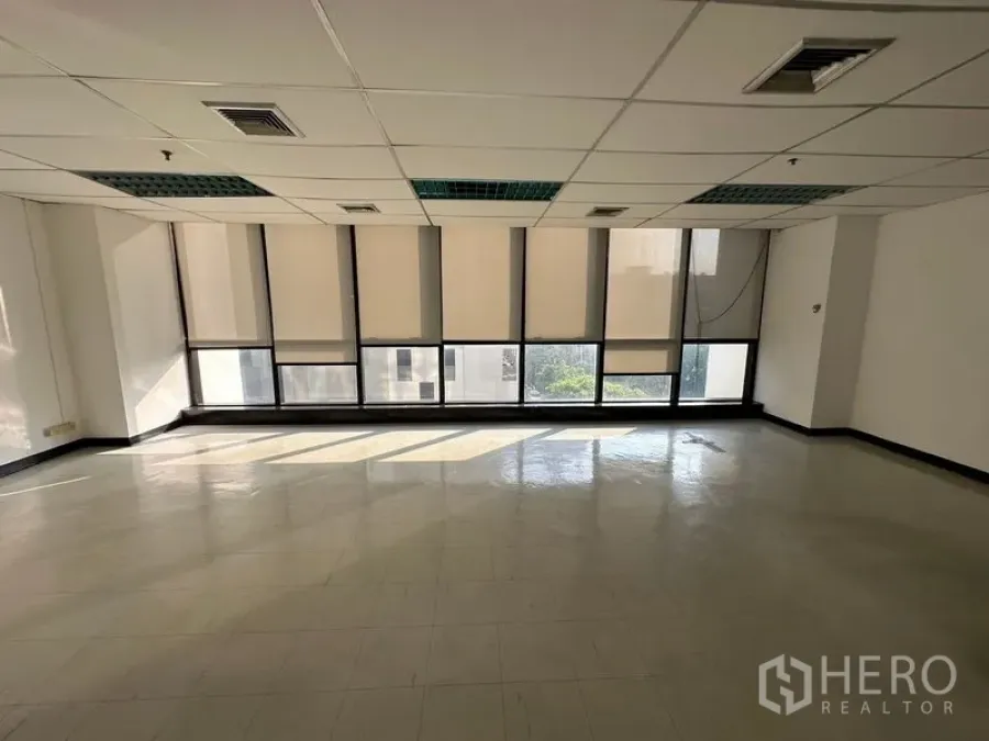 สำนักงาน ให้เช่าในRatchathewi, Bangkok - สำนักงานโล่งโปร่งสว่าง หน้าต่างบานกว้างพร้อมมู่ลี่ พื้นกระเบื้องและฝ้าทีบาร์ ใกล้ BTS พญาไท