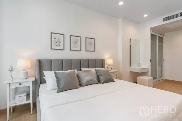 公寓 出售在Yan Nawa, Bangkok - 宁静卧室，软包床头，床头柜，带梳妆台的推拉衣柜。