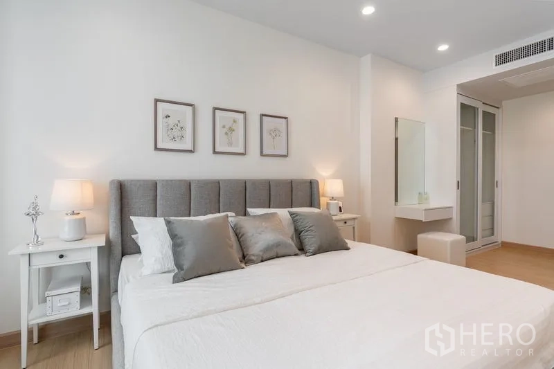 公寓 出售在Yan Nawa, Bangkok - 宁静卧室，软包床头，床头柜，带梳妆台的推拉衣柜。