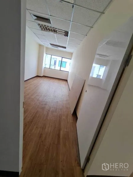 办公空间 出租在Watthana, Bangkok - 狭长的独立办公室，尽头带窗，木纹地板