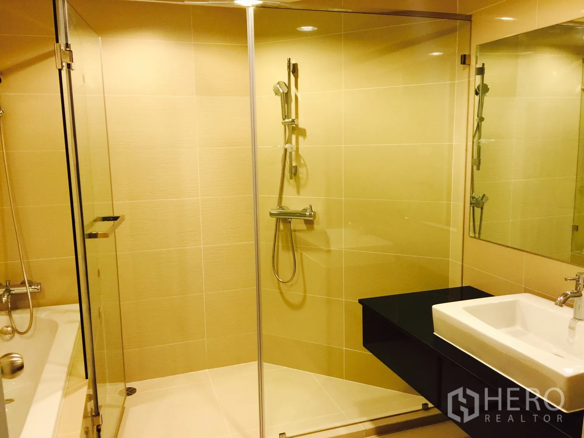 คอนโด ให้เช่าในHuai Khwang, Bangkok - ห้องน้ำสมัยใหม่พร้อมฝักบัวกระจก แยกอ่างอาบน้ำ อ่างล้างหน้าและกระจกบานใหญ่