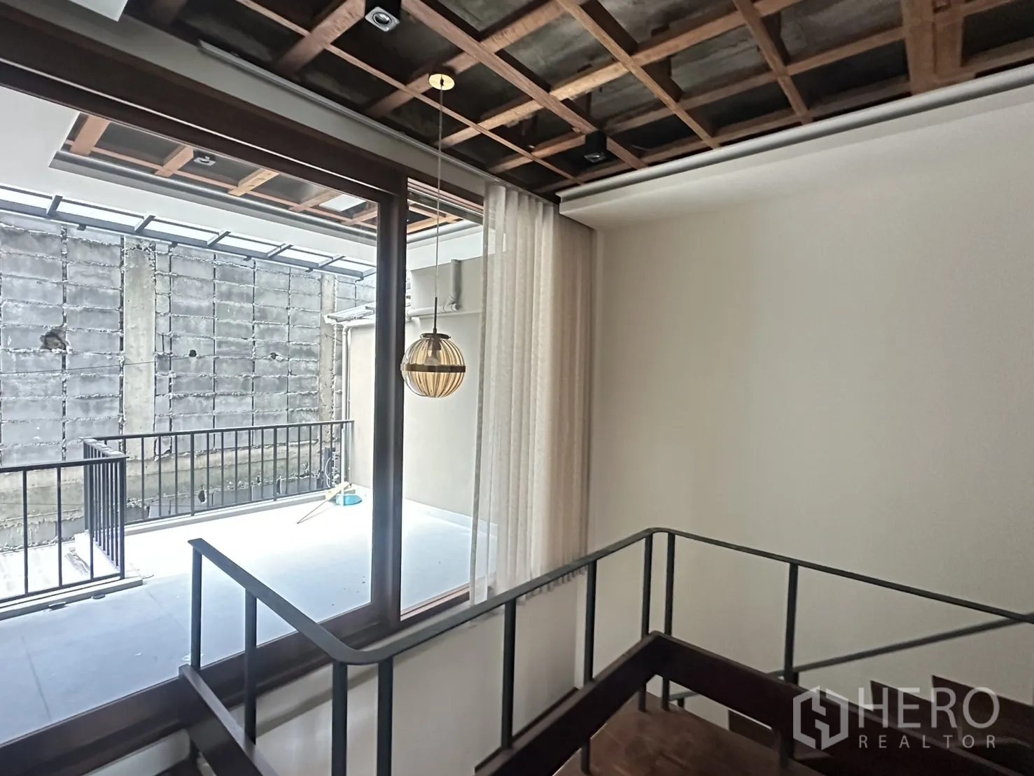 พื้นที่ขายของ for rent in Watthana, Bangkok - เทอเรสข้างโถงบันไดมีราวกันตกและแสงธรรมชาติ.