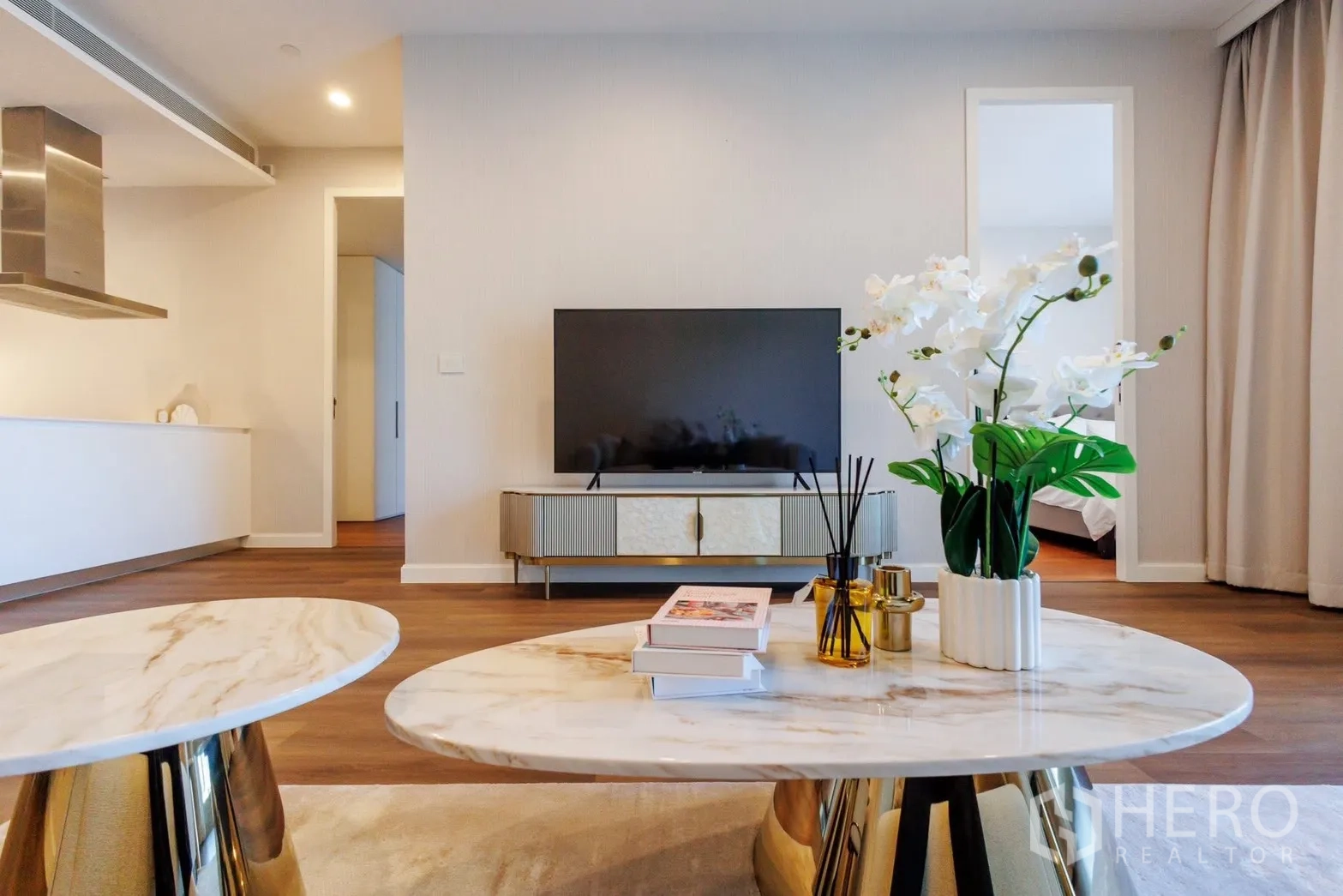 คอนโด for rent or sale in Pathum Wan, Bangkok - ภาพห้องนั่งเล่นพร้อมโต๊ะกลางหินอ่อนและชั้นวางทีวี