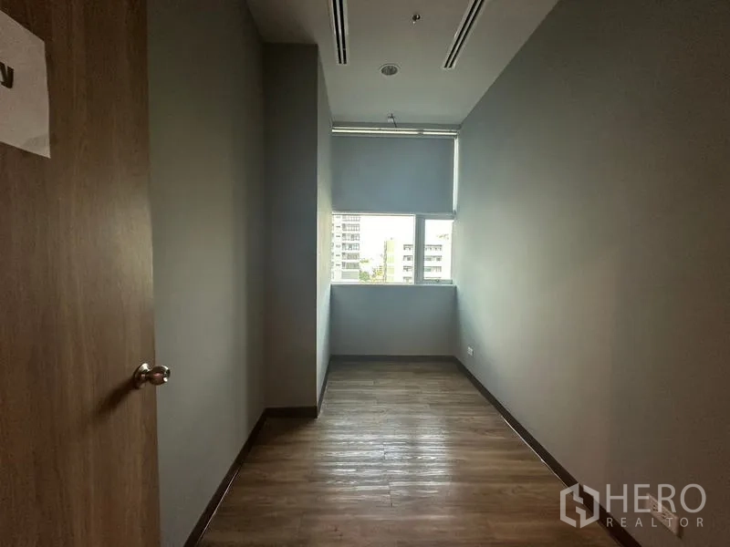 สำนักงาน ให้เช่าในRatchathewi, Bangkok - ห้องผู้บริหารทรงยาวพื้นลายไม้ พร้อมหน้าต่างชมวิวเมือง