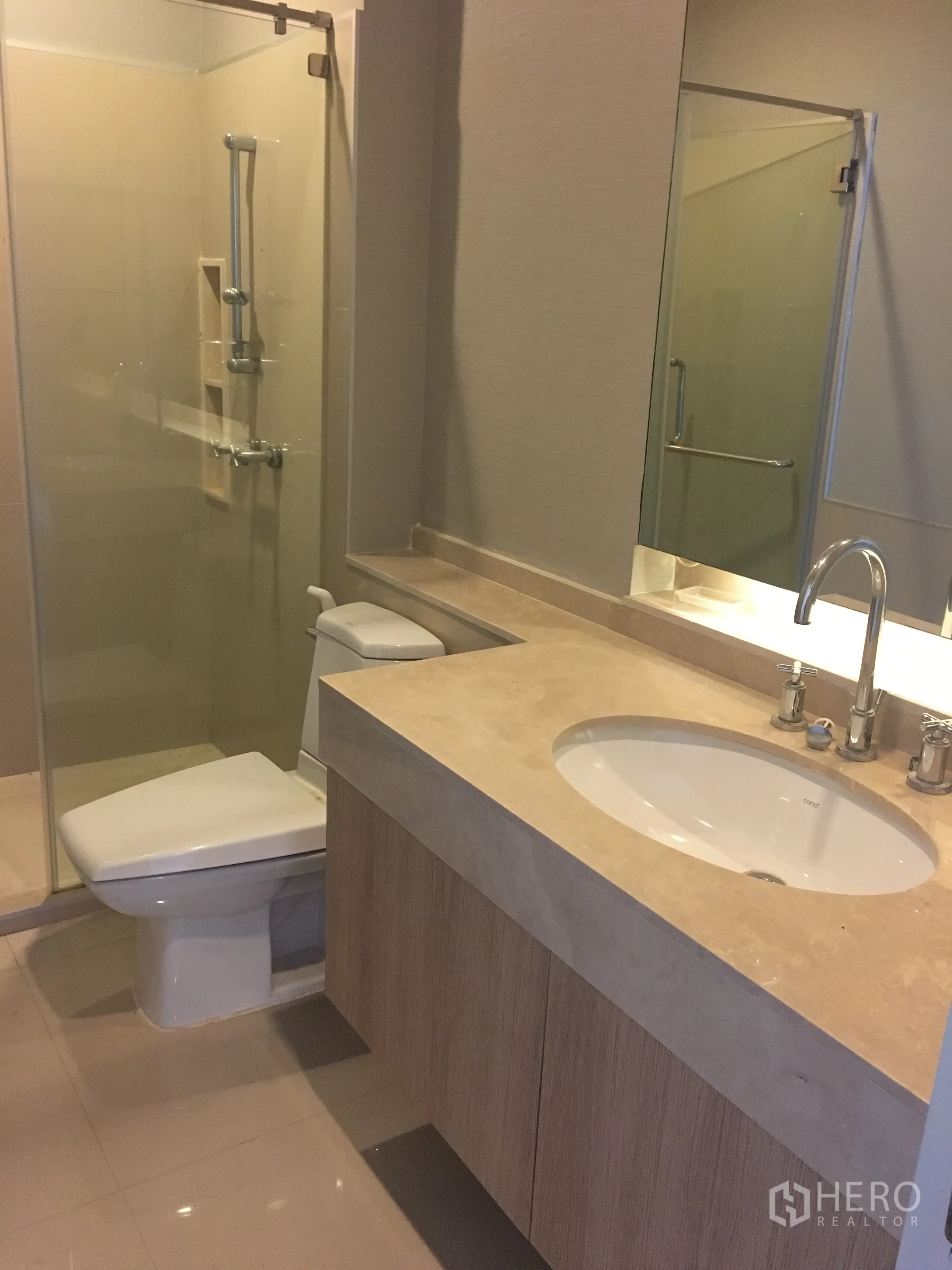 公寓 出租在Watthana, Bangkok - 现代卫浴，玻璃淋浴间与石材台盆。