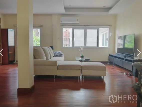 บ้าน ให้เช่าในHuai Khwang, Bangkok - ห้องพักผ่อนพื้นไม้ หน้าต่างบานใหญ่ และชั้นวางทีวี