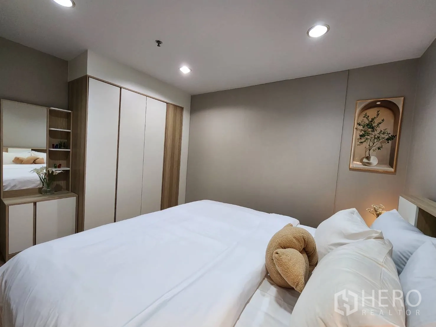 公寓 for rent in Watthana, Bangkok - 第二卧室铺白色床品，设大衣柜与带镜梳妆台。