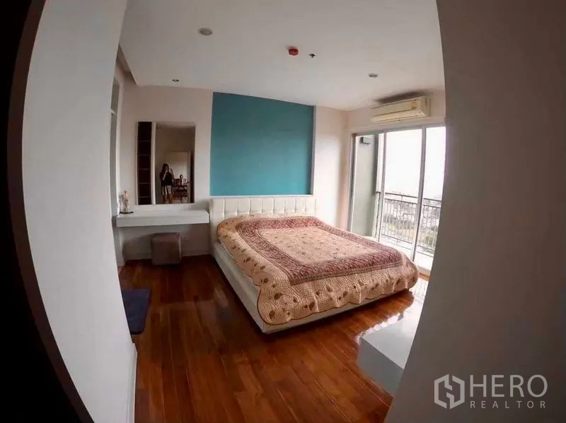 公寓 出租或出售在Khlong San, Bangkok - 宽敞卧室，蓝色特色墙并连通阳台