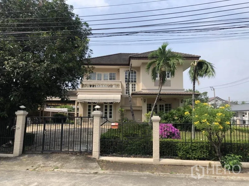 บ้าน ให้เช่า - บ้านเดี่ยว 2 ชั้น พร้อมรั้วหน้าบ้านและสวนทรอปิคัล ในเขตบางนา กรุงเทพฯ