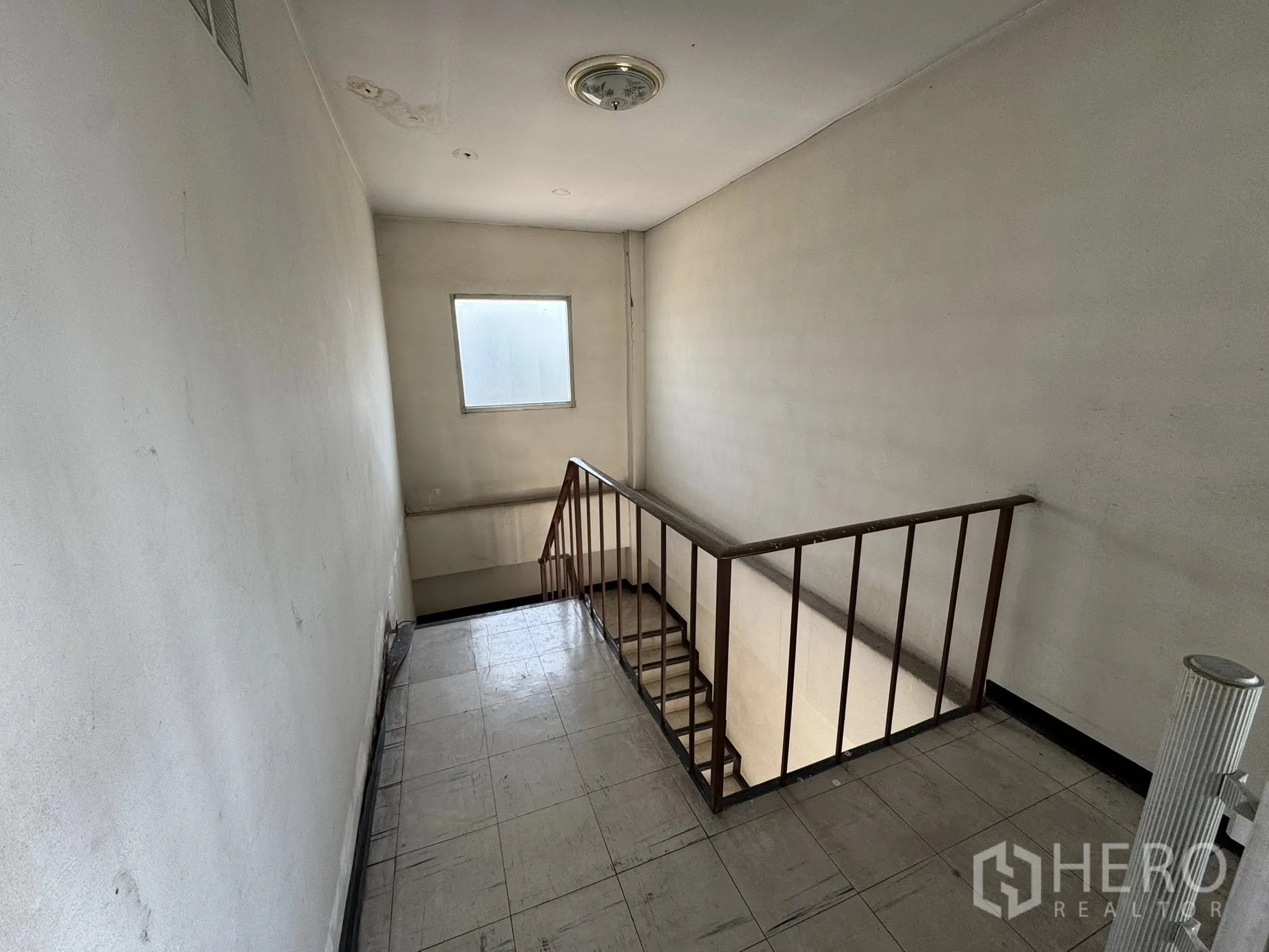 คลังสินค้า for rent in Mueang Samut Sakhon, Samut Sakhon - บันไดเหล็กภายในอาคารสำนักงาน มีช่องแสง
