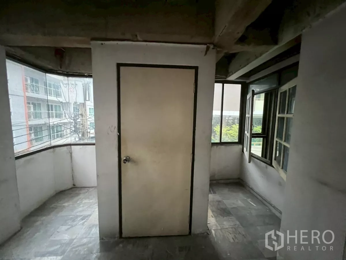อาคารพาณิชย์ ให้เช่าในWatthana, Bangkok - ชานพักเล็ก มีหน้าต่างรอบด้านและประตูกลาง