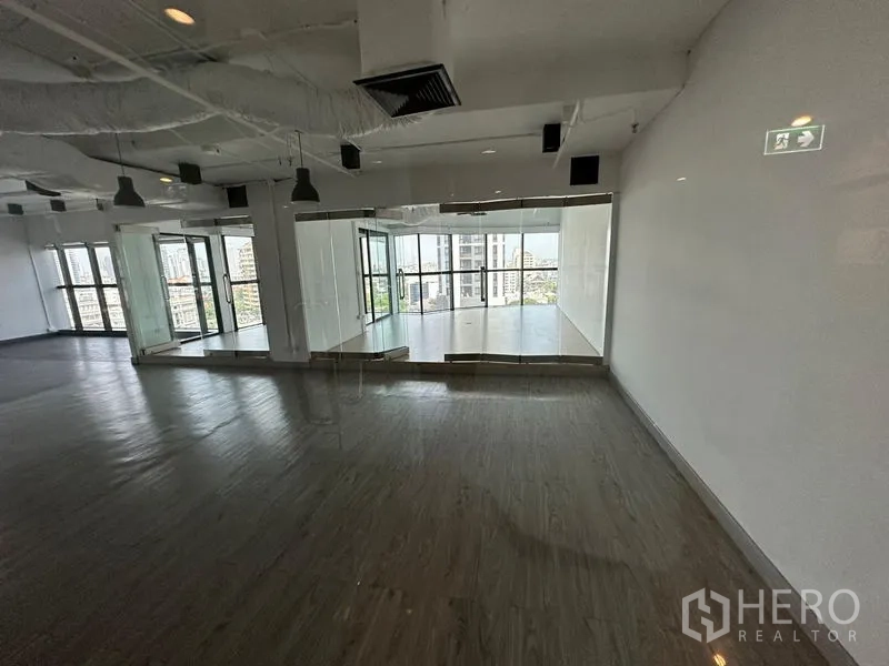 办公空间 出租 - 宽敞工作区，弧形玻璃会议室与落地窗城市景观。