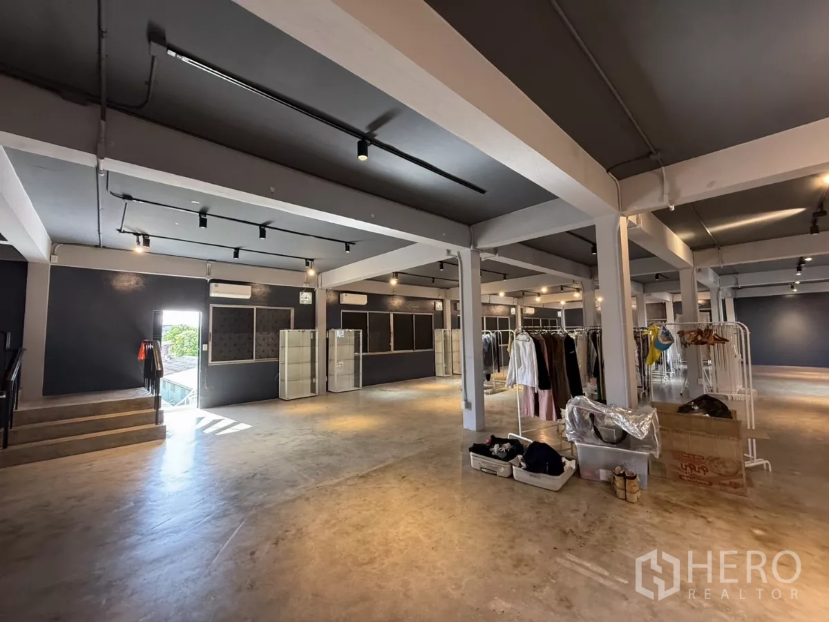 办公空间 出租在Wang Thonglang, Bangkok - 大开间办公区，衣架展示空间尺度与灯光。