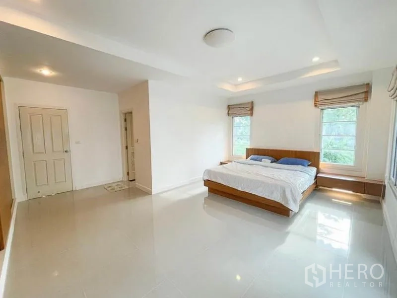 ทาวน์เฮาส์ ให้เช่าในPhasi Charoen, Bangkok - ห้องนอนมาสเตอร์กว้าง มีหน้าต่างรอบด้าน และพื้นกระเบื้องเงา