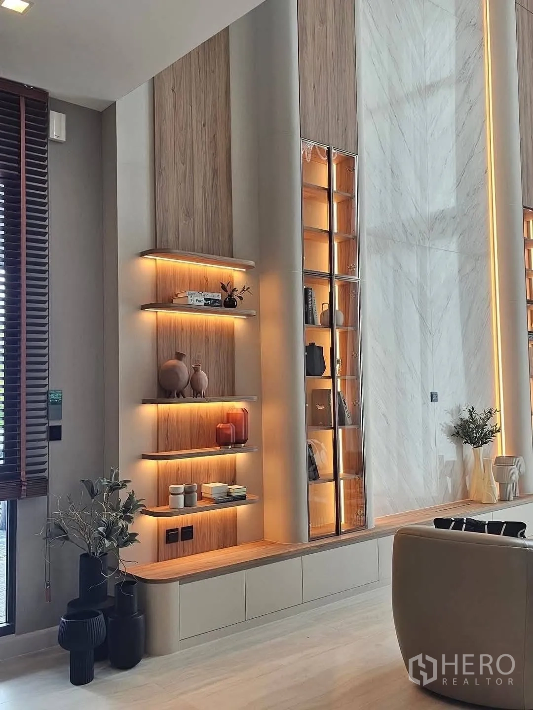 บ้านเดี่ยว for rent or sale in Suan Luang, Bangkok - ผนังห้องนั่งเล่นแผงหินอ่อนชั้นโชว์ไฟส่องและตู้กระจก