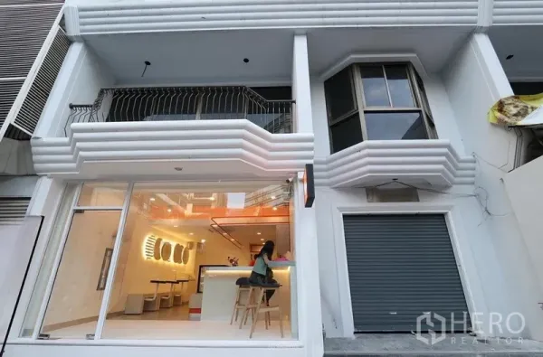 Retail Space for rent in Pathum Wan, Bangkok - Modern retail shopfront with full-height glass facade and balcony above in Pathum Wan, Bangkok.
